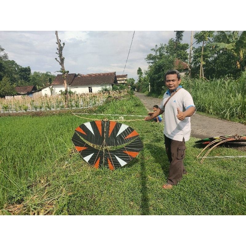 Layangan Pegon Ceper Sayap 1,2 m sendaren 2 m motif gerigi sudah diseting dan bonus sendaren
