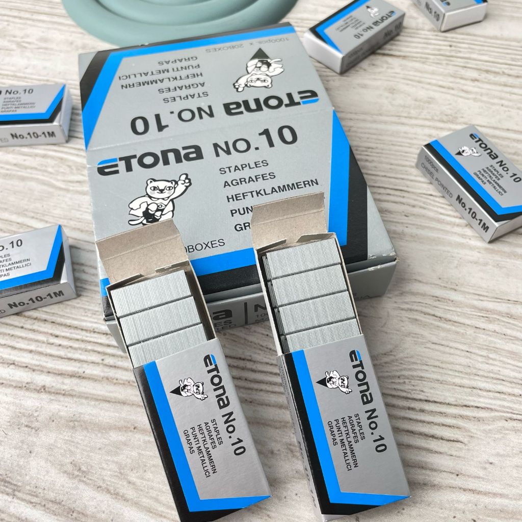 

Refill Staples Etona Ukuran 10 1 Pack isi 20 Box Kecil Best Quality / Refil Isi Staples Etona No.10 1 Pack isi 20 PCS Alat Tulis Sekolah dan Kantor Terlengkap Kualitas Terbaik Bisa Grosir dan COD