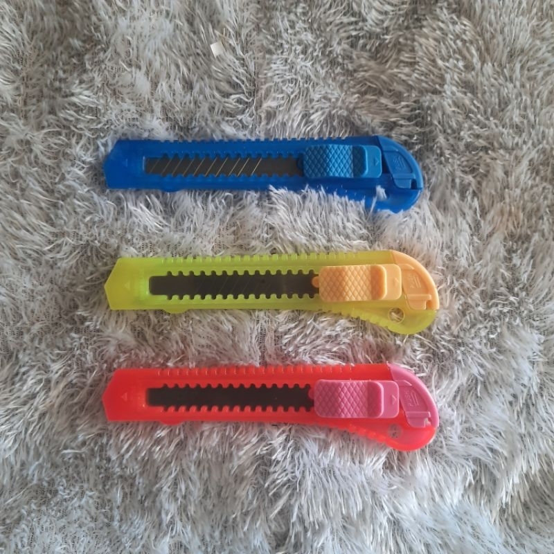 

Pisau cutter gagang plastik murah piso cuter warna warni