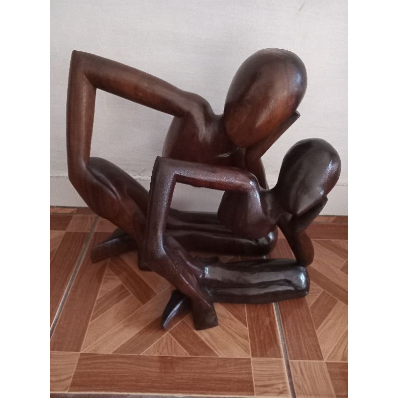 Patung Orang dari kayu besar dan kecil