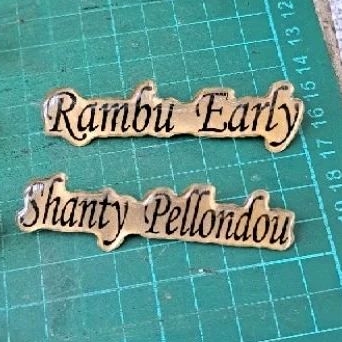 

papan nama dada namtag kuningan custom