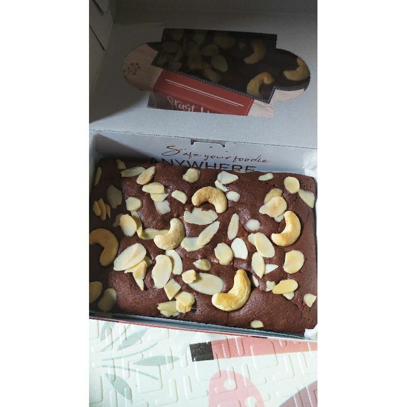 

brownies panggang topping almond mede