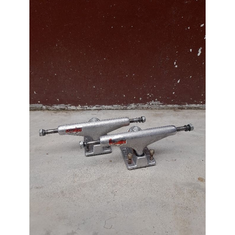 Skateboard Truck Etaks + boltnuts second / bekas