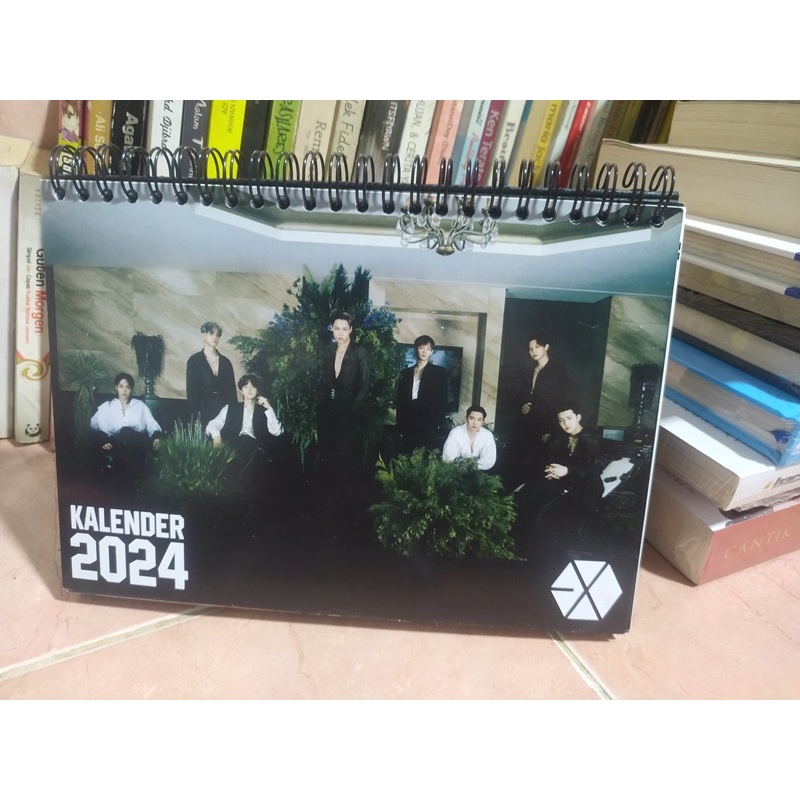 

Kalender Meja 2024 Edisi EXO Album Exist