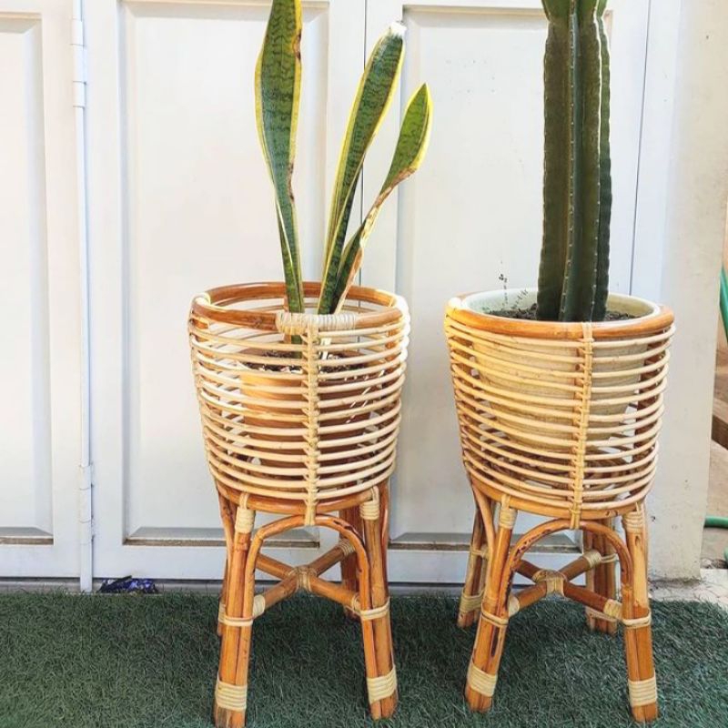 Standing Pot Rotan Natural Finishing Mengkilap / Tempat Bunga Dekorasi Studio Foto Sudut Ruangan