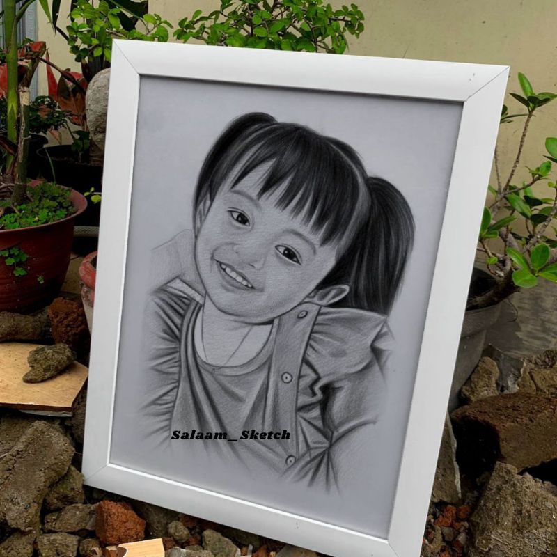 Lukisan Pensil Wajah 12R Free Figura Kaca Kado Ulang Tahun
