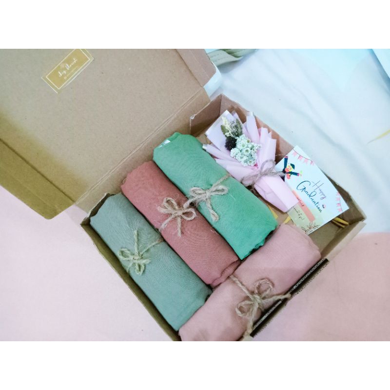 

Hampers Hijab | Gift box | hampers cewek | hadiah ulang tahun| Wisuda