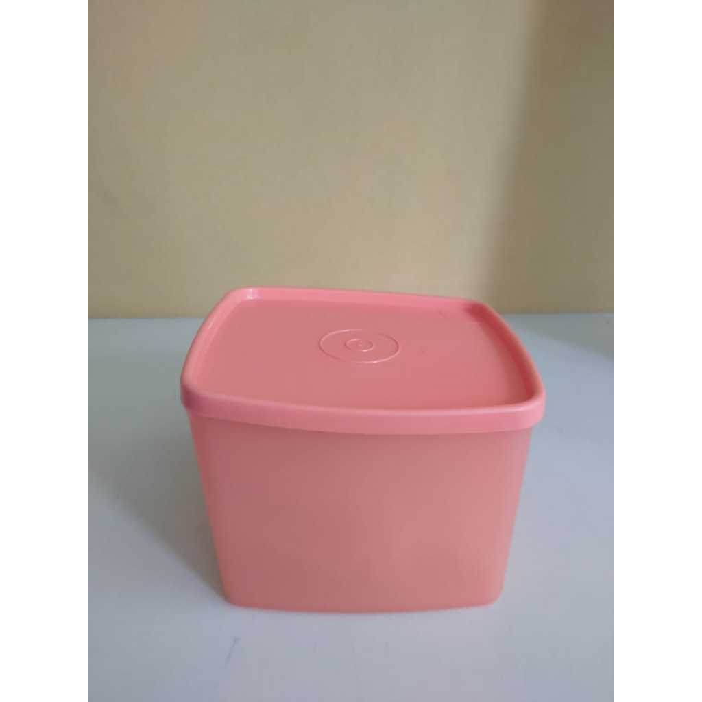 TUPPERWARE - MEDIUM SQUARE ROUND ORANGE