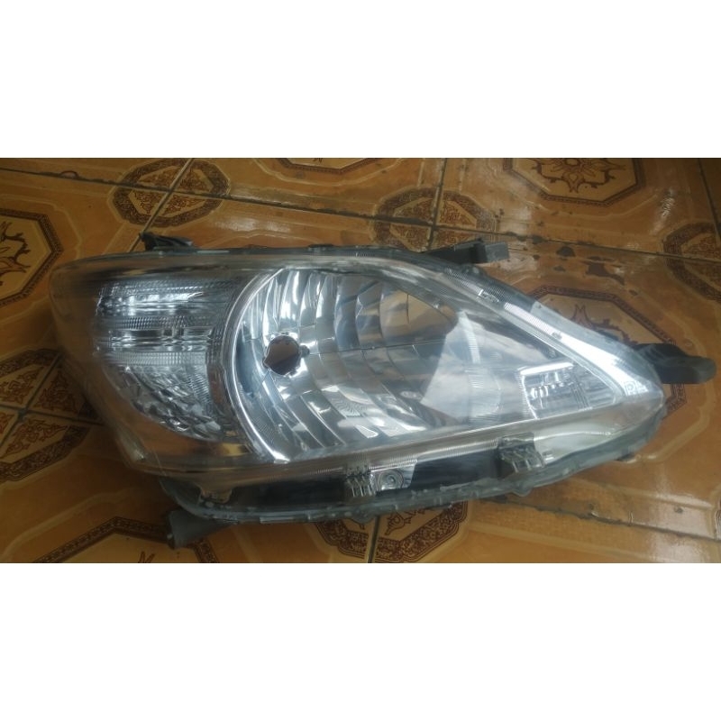 lampu depan innova 2012
