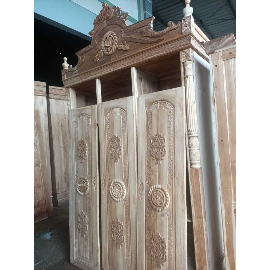 Lemari pakaian 3 pintu kayu jati ukiran mentahan Furniture Jepara