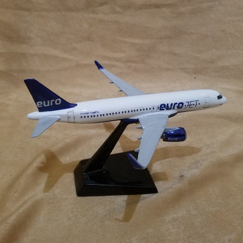 preorder miniatur a320 livery superairjet