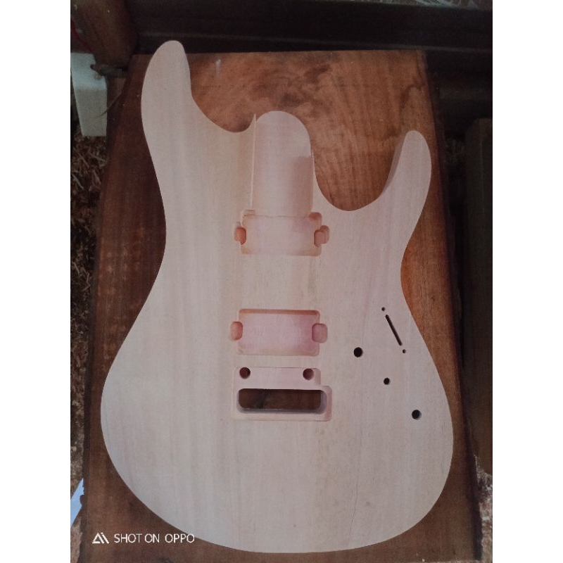 body gitar ibanez az 24 fret