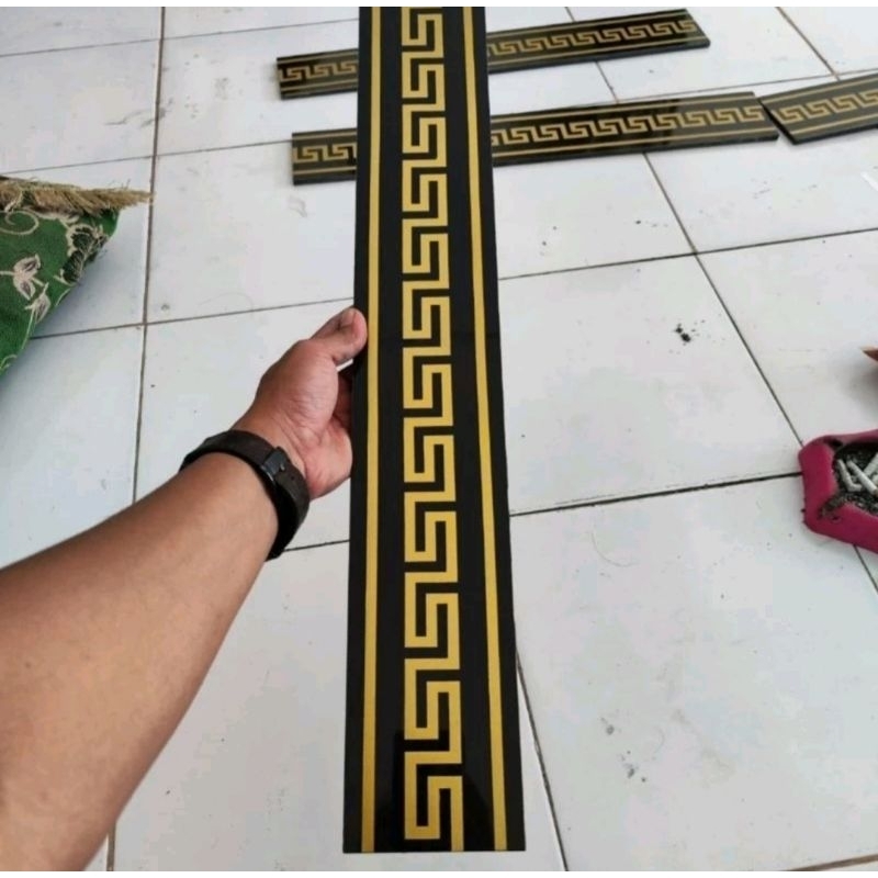 List granit 15x60 cream hitam motif