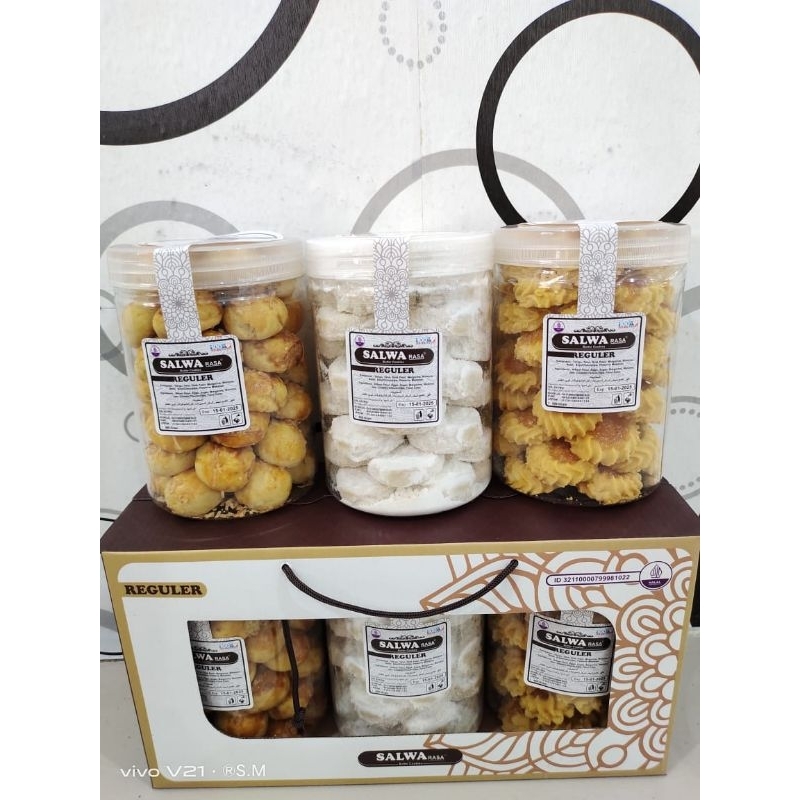

HAMPERS KUE KERING SALWA HANDBAG REGULER ISI 3