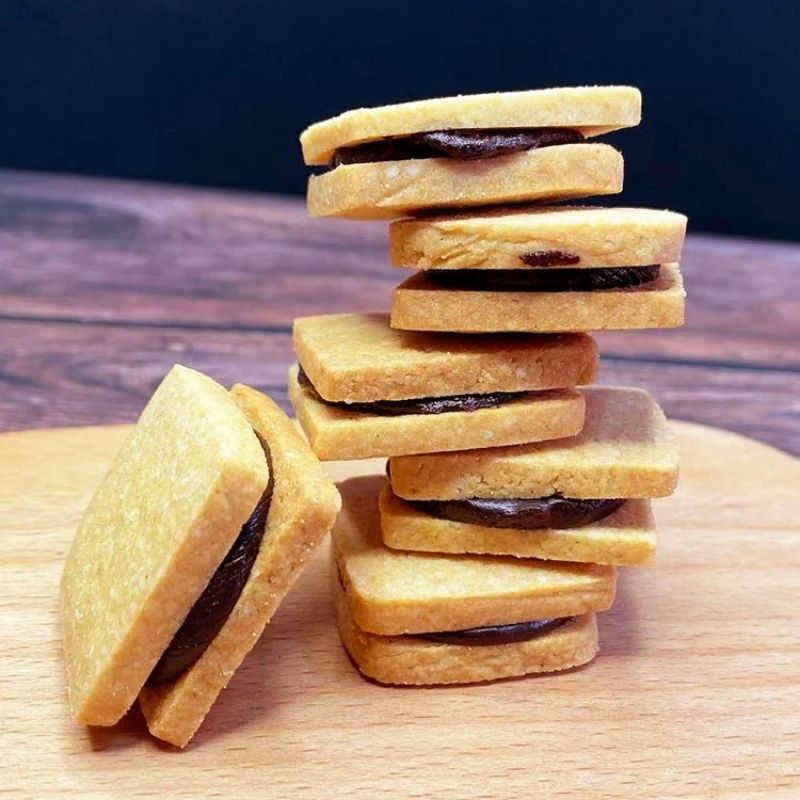 

Cemilan Premium Butter Cookies with Nutella Toples - Snack Sehat Cookies dan Nutella Dijamin HALAL