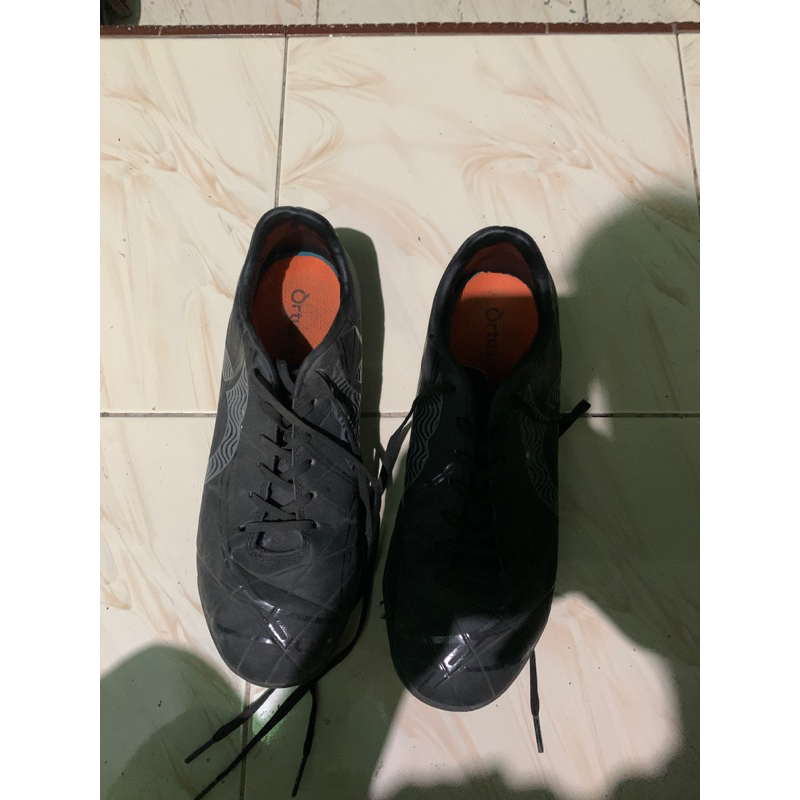 sepatu futsal bekas