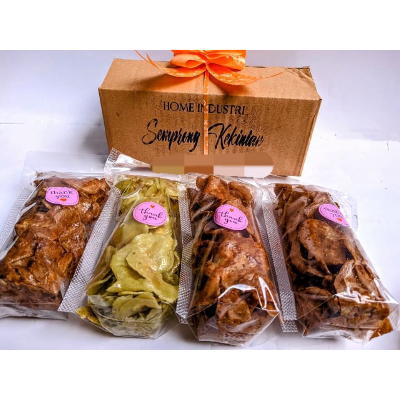 

Hampers (box) Isi 4 Kripik Pisang Coklat, Matcha, Taro, Blueberry Kemasan 75g/Murah/Terenak/Favorit/Bikin Nagih/Free box hampers/pita cantik/Hampers pilihan keluarga