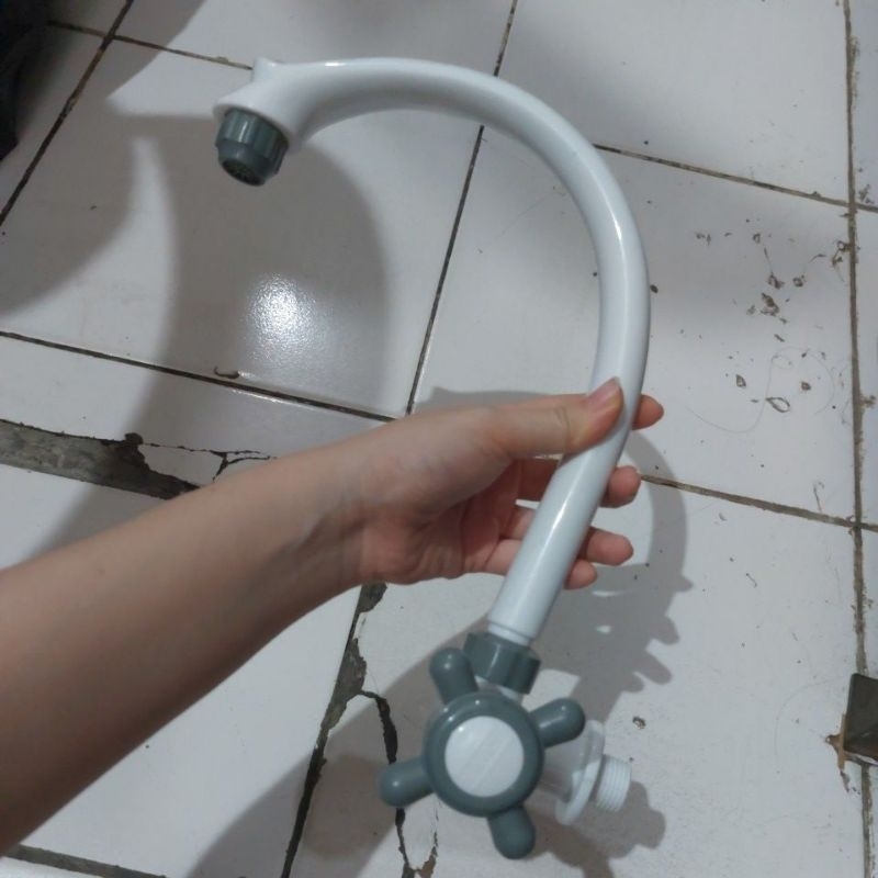 Kran angsa cuci piring plastik ½"