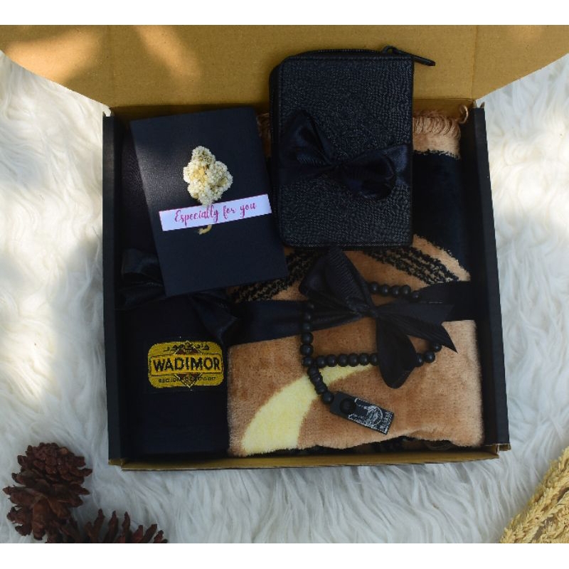 HAMPERS KADO COWOK SARUNG SAJADAH KADO ULTAH WISUDA ANNIVERSARY PACAR PRIA SUAMI