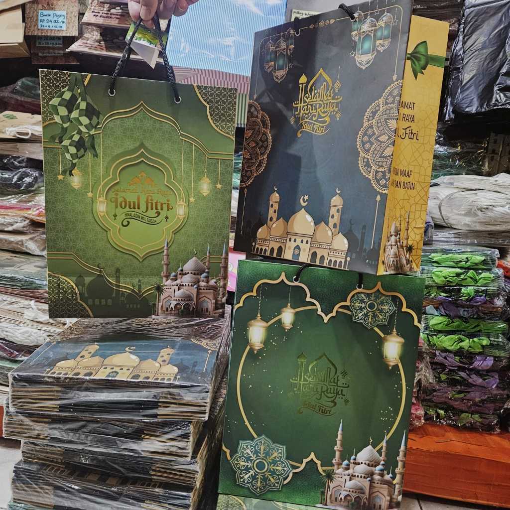 

Grosir Lusinan Paper Bag Lebaran Bahan Tebal Dengan Tali Untuk Bingkisan Hari Raya Tas Kertas KartonIdul Fitri Ukuran 25x33x13 Goodie Bag