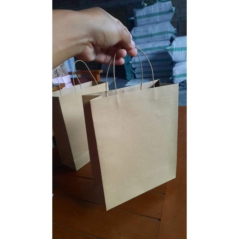 

paper bag 25x35x9 150gr model terbaru tanpa lubang tali . produsen paper bag bergaransi. paper bag murah