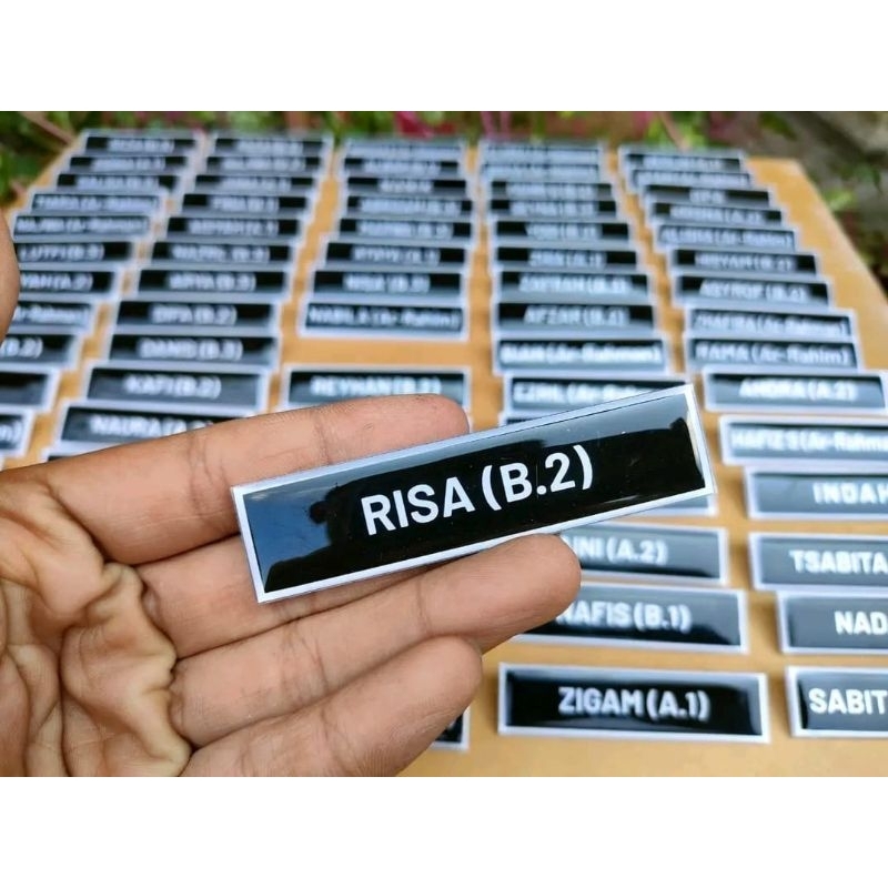

Nametag Akrilik Hitam Putih PREMIUM Peniti Dan Maghnet