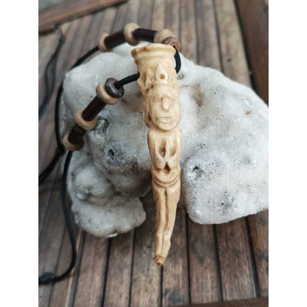 Liontin Tanduk Rusa Ukir Unik Plus Kalung Manik Kayu