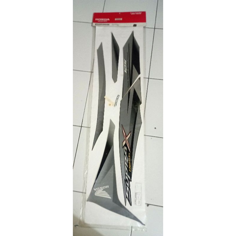 Striping Supra X 125 f1 2011 helm in kanan original AHM silver gray.