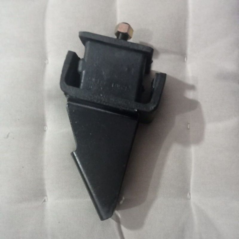 dudukan mesin kijang super 5k engine mounting