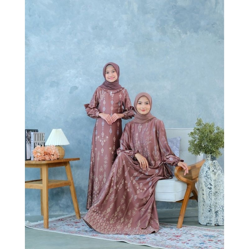 Zhelina Dress couple Mom and kids