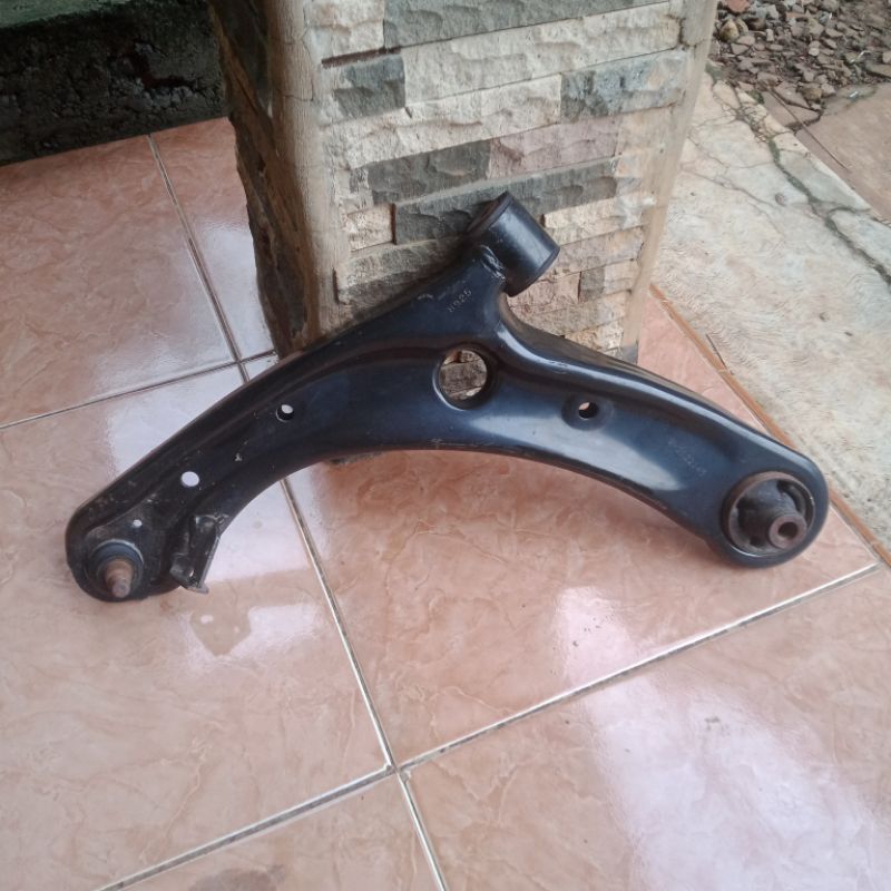 Lower arm kanan Honda Mobilio original.