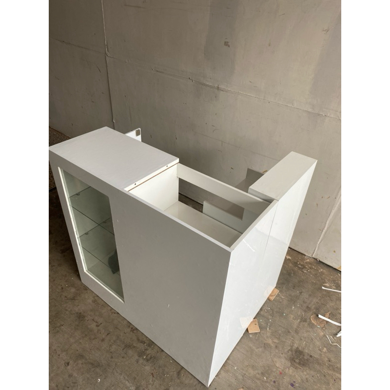 MEJA KASIR ETALASE KACA TOKO MODEL L MINIMALIST