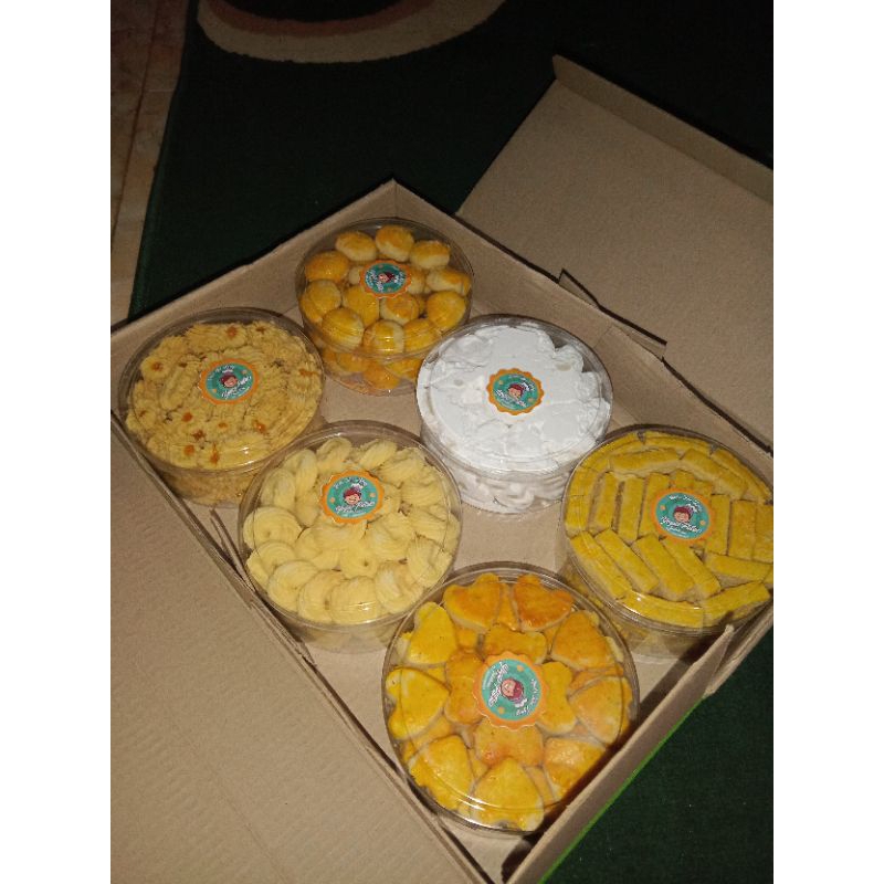 

kuker,kue yoga putra paketan nastar , kue home made, kue box suprime, kue paketan nastar 1box 6toples .