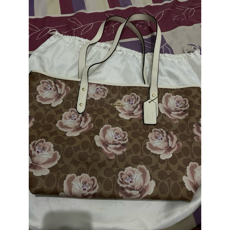 Tote coach signature