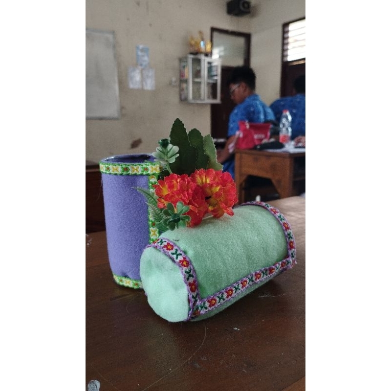 

tempat pensil dari botol plastik