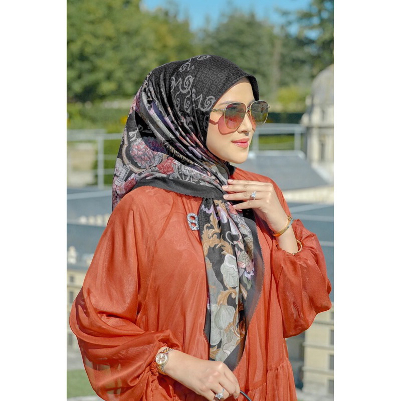 Buttonscarves Wonderland Series caviar