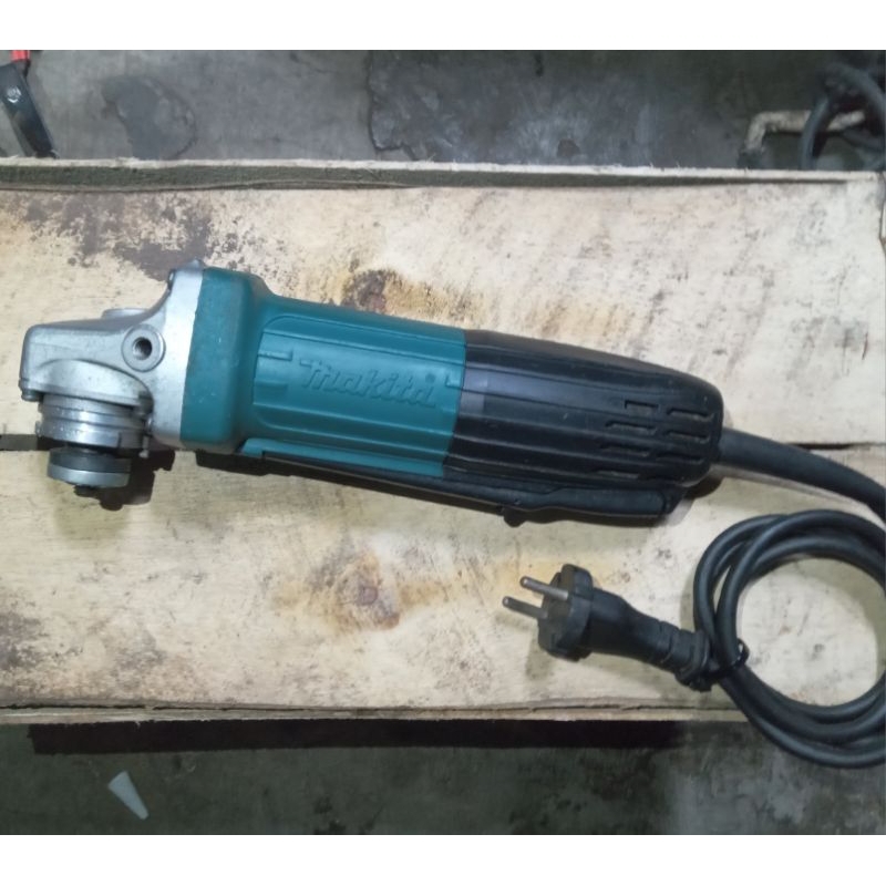 GERINDA TANGAN BEKAS  MAKITA GA4034 SAKLAR SAFETY