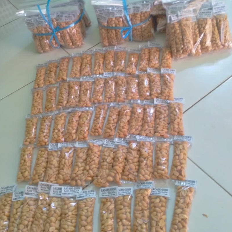 

Rp 1500 per pcs kacang bawang Raul Tralala gurih renyah