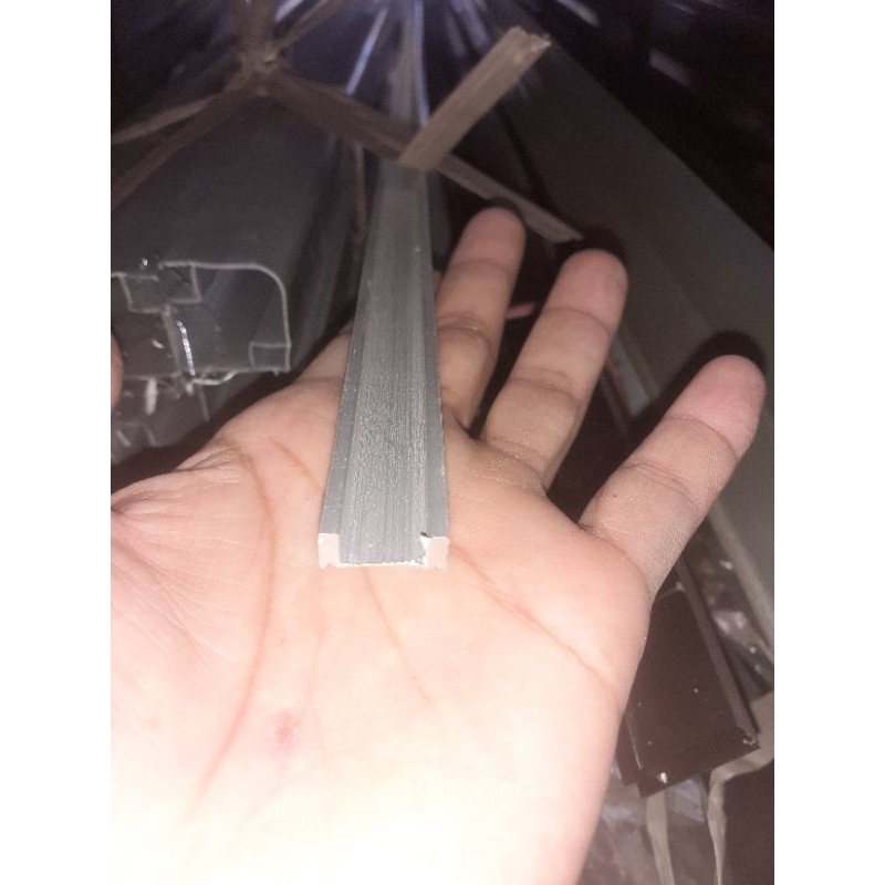 Rel bawah etalase rel U, rel atas M, dan rel bingkai rel H panjang 1 meter