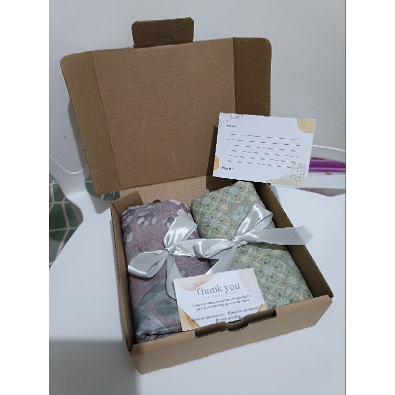 

Serafina Hijab - Hampers Dania (Segiempat Voal Sublim)