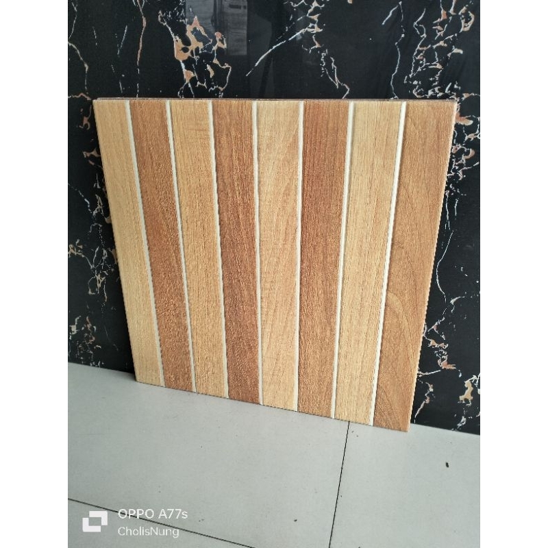 Keramik 50x50 motif kayu Garis