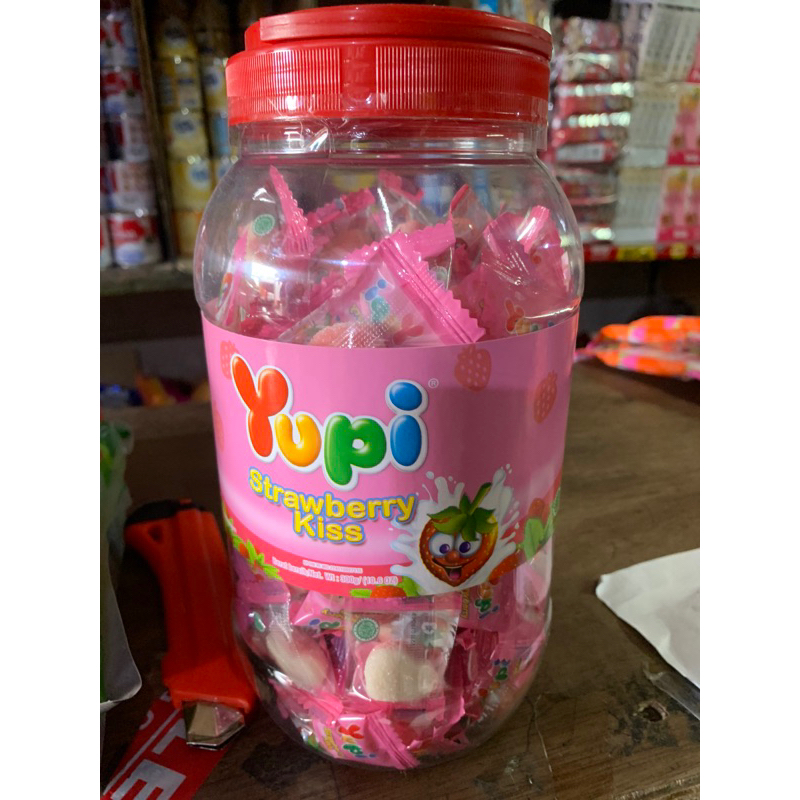 

Yupi Strawberry Kiss Toples isi 300 gram