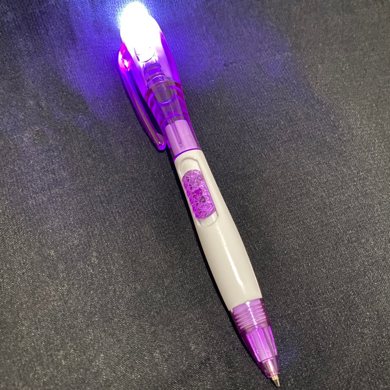 

PULPEN UNGU TINTA BIRU MULTIFUNGSI PEN SEKALIGUS LAMPU SENTER PENERANG