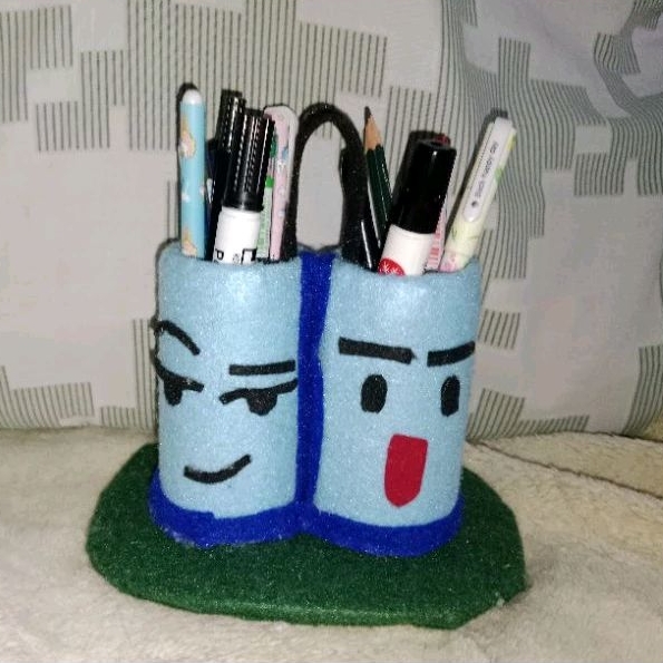 

tempat pensil bermuka empat