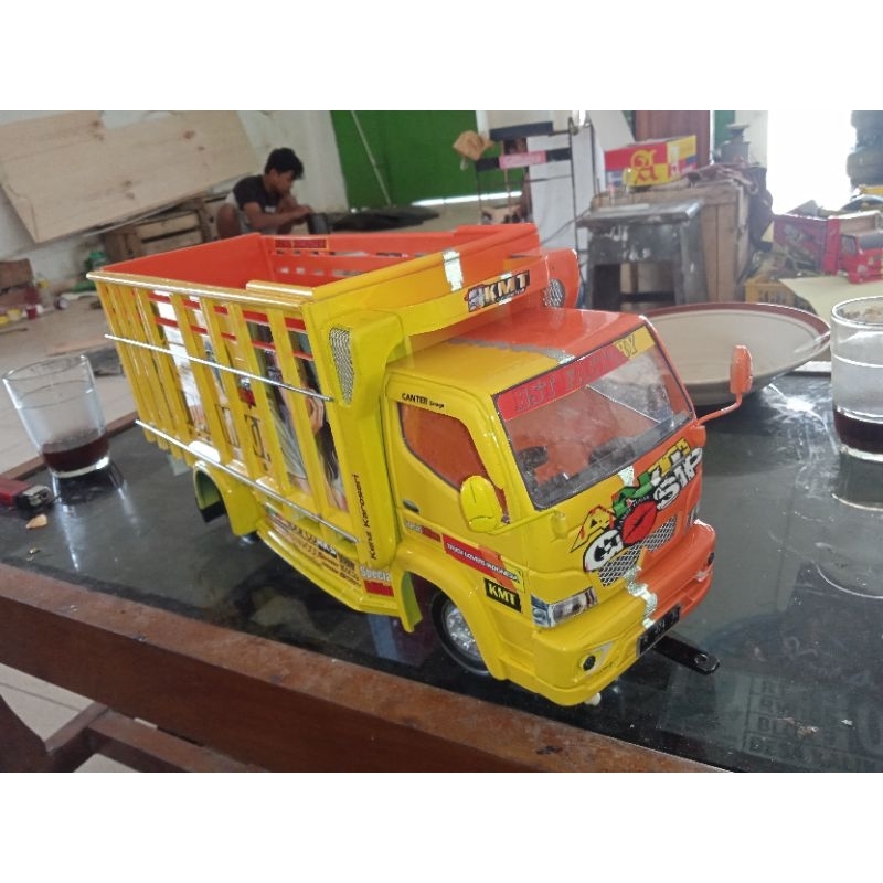 miniatur truk oleng canter anti gosip fariasi lampu leed dan terpal