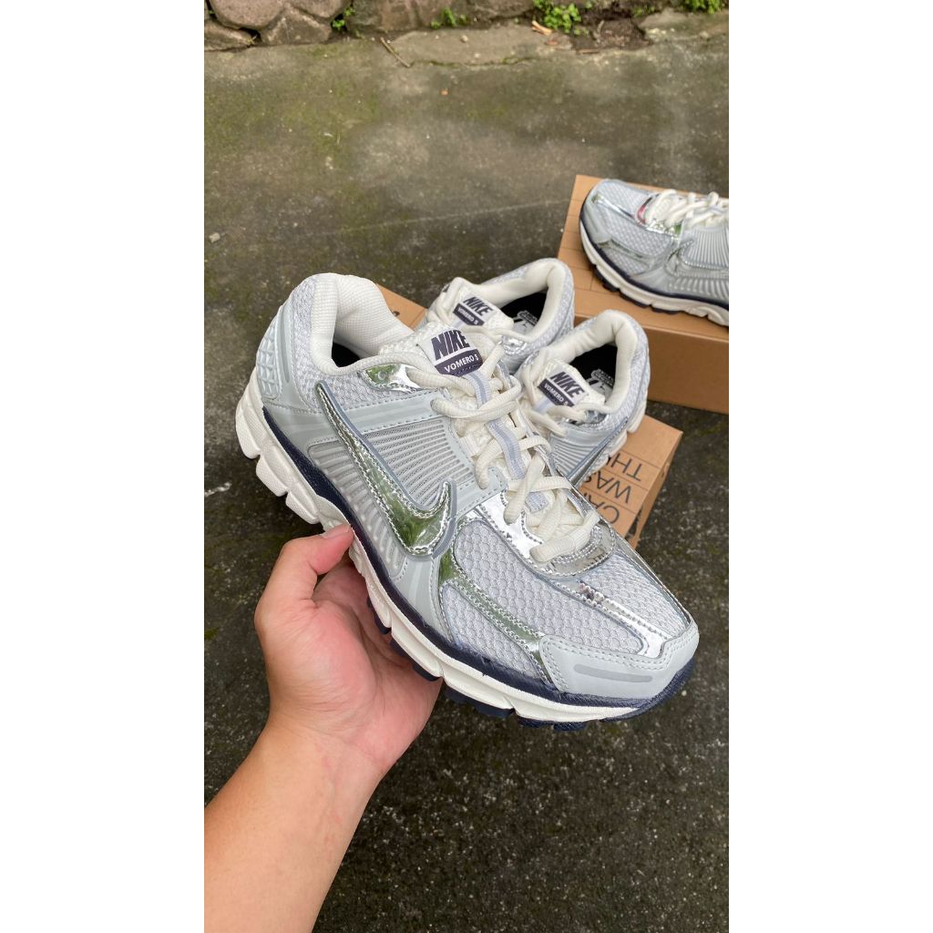 NIKE VOMERO 5