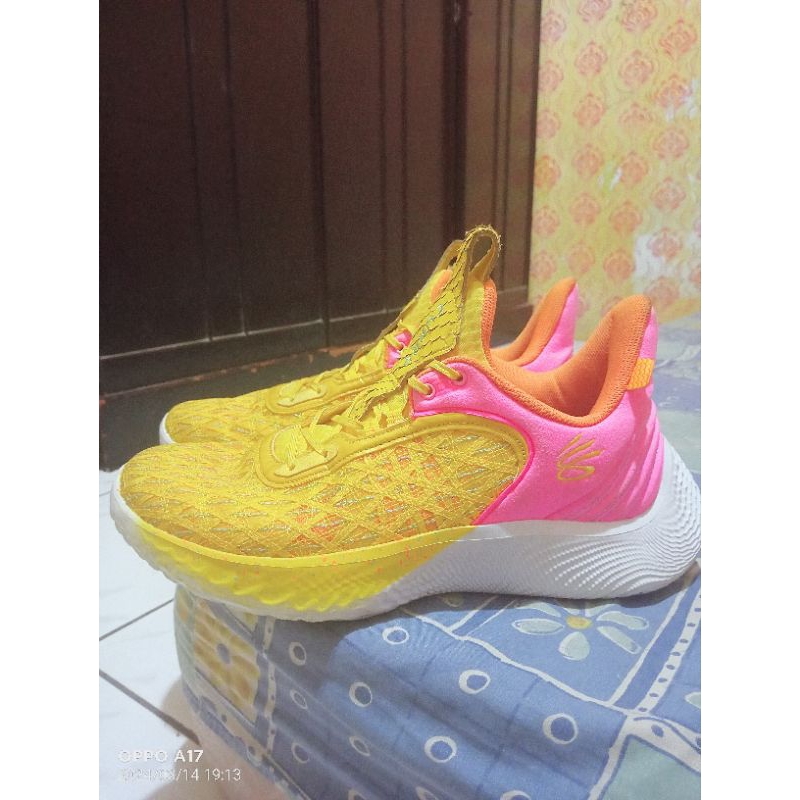 Sepatu Basket Curry 9 Flow Yellow