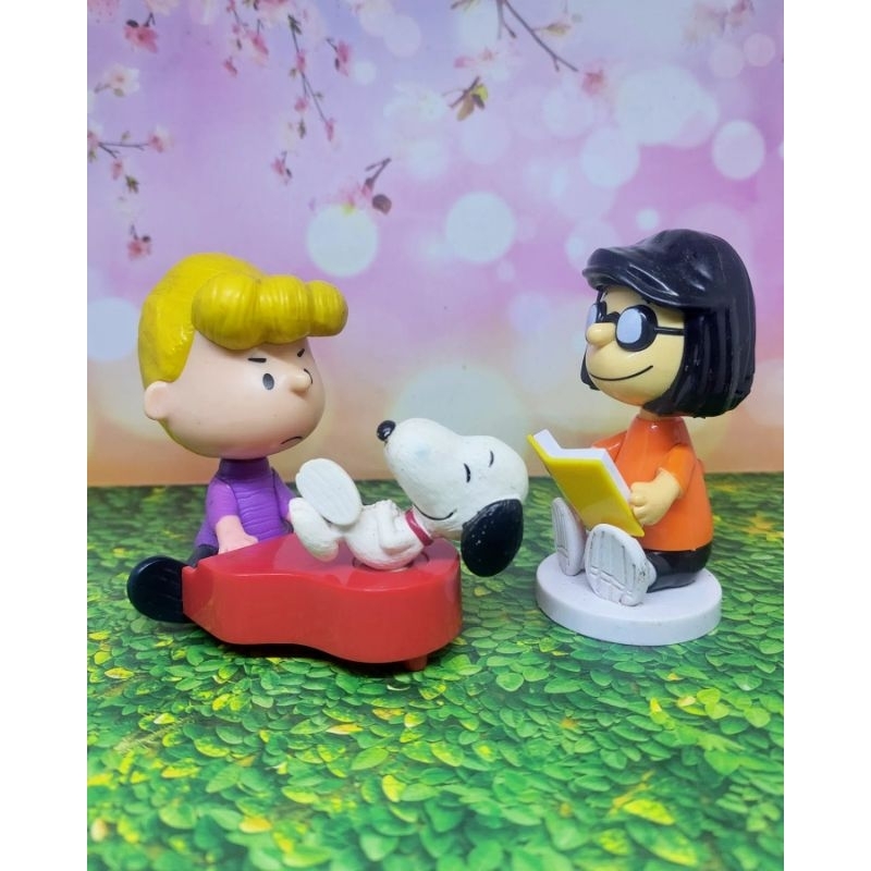 Snoopy and friends Peanut dan Marcie Snoopy Happy Meal Mcd kfc set 2pcs
