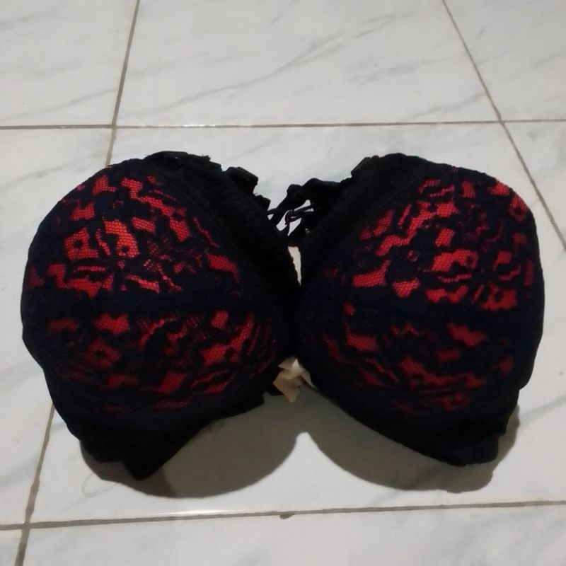 Bh bandung warna hitam ukuran 40,untuk 3 .pcs / satu lusin bh bahan sangat baik nyaman di pakai