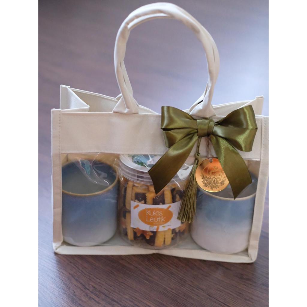 

Hampers Lebaran Kue dan 2 Mug / Hampers Idul Fitri / Parcel Lebaran